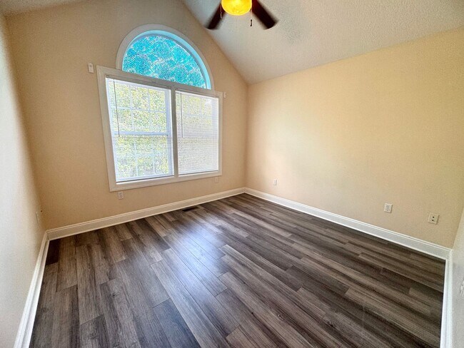 Building Photo - Huff Heritage Townhome  3 Bed, 2.5 Bath  A...