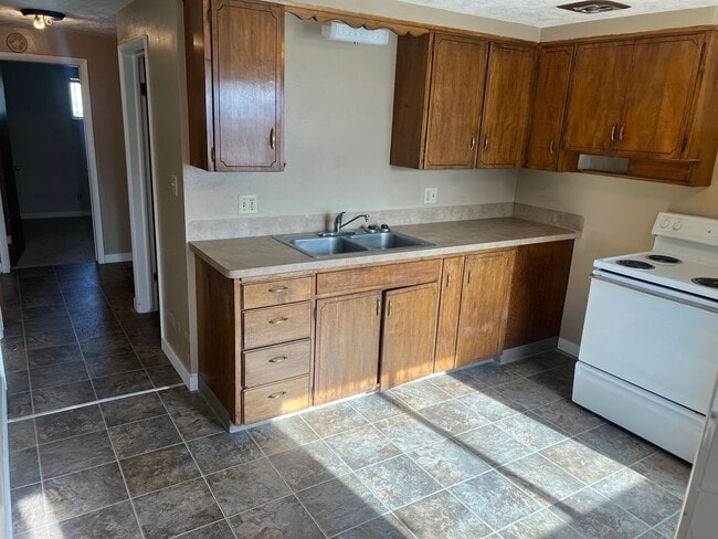 Building Photo - Tall