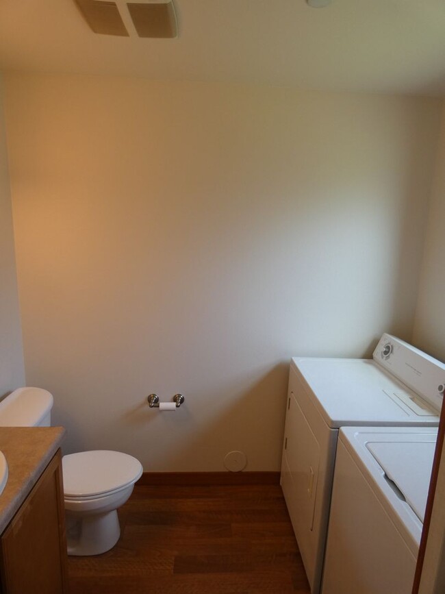 Building Photo - APPLICATION PENDING - Quiet living close t...