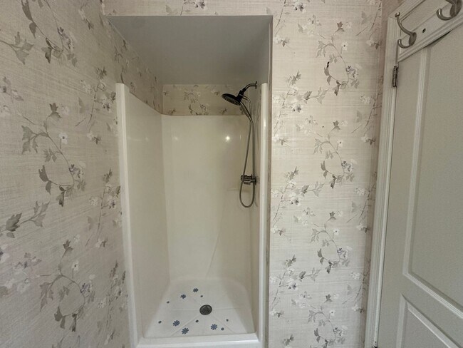 Building Photo - Beautiful 2-bedroom, 2-bath Condo just one block to the beach