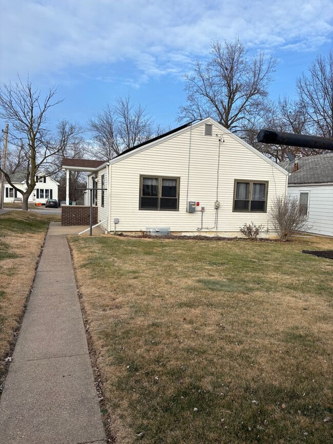 Building Photo - Well-maintained 2-bedroom, 1-bath house wi...