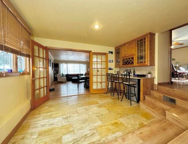 Building Photo - Beautiful / Spacious 3 Bed 3 Bath Ranch Style Single Family Home!