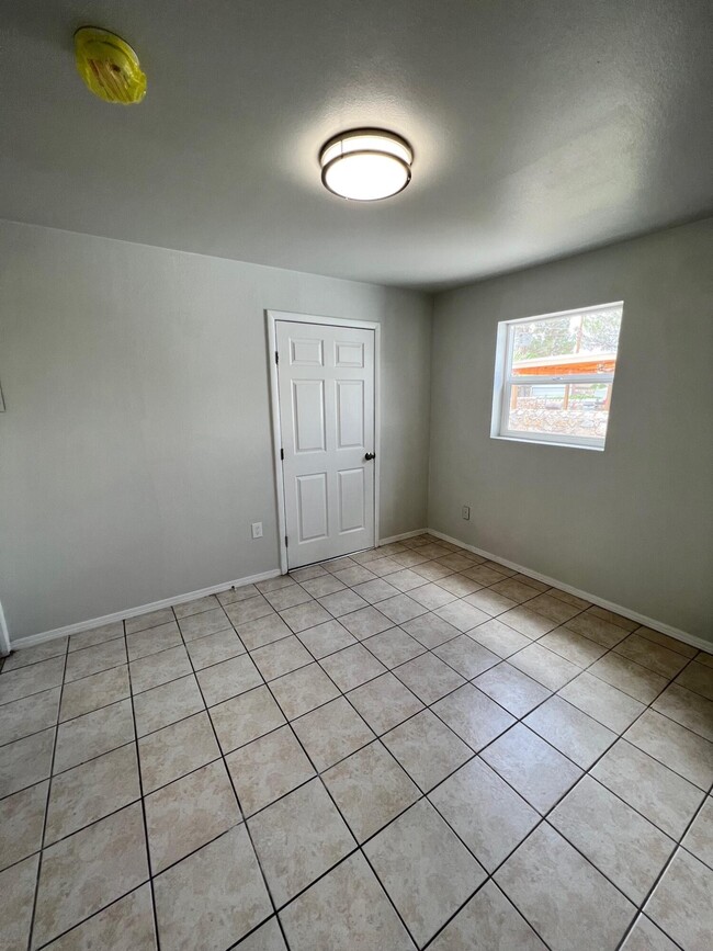 Building Photo - 202 Mango Rd