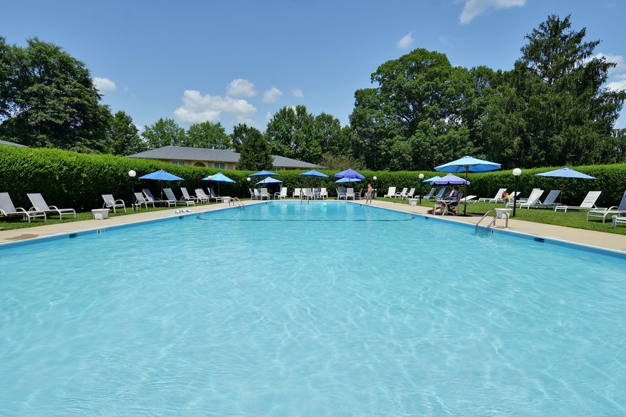 Building Photo - Hickory Hills Condominiums