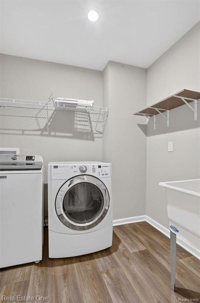 Building Photo - Modern 3-Bedroom Condo in Lake Orion Near I-75