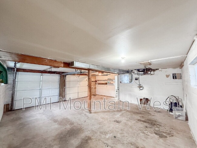 Building Photo - 698 Doren Dr