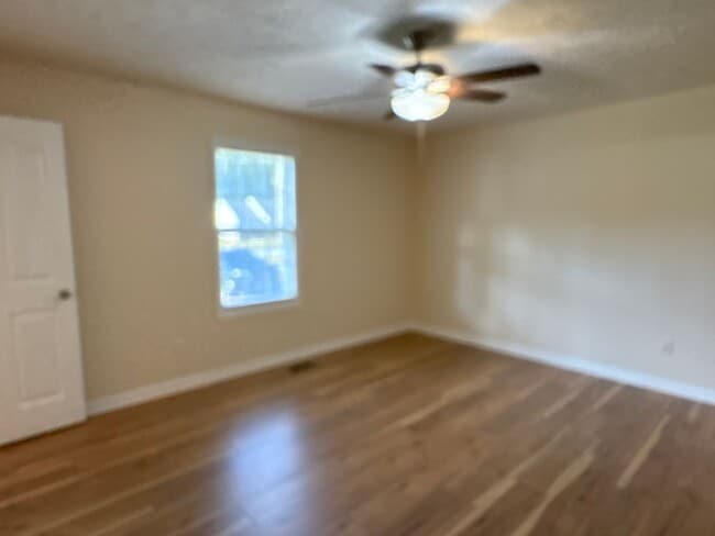 Building Photo - 3 Bedroom Home with Large Back Yard and Deck.
