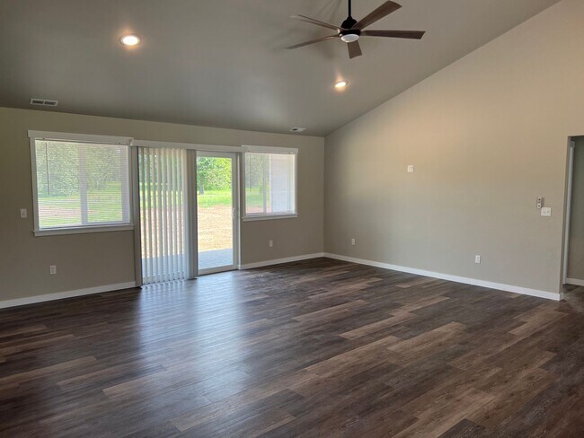 Building Photo - Country quiet, brand new house