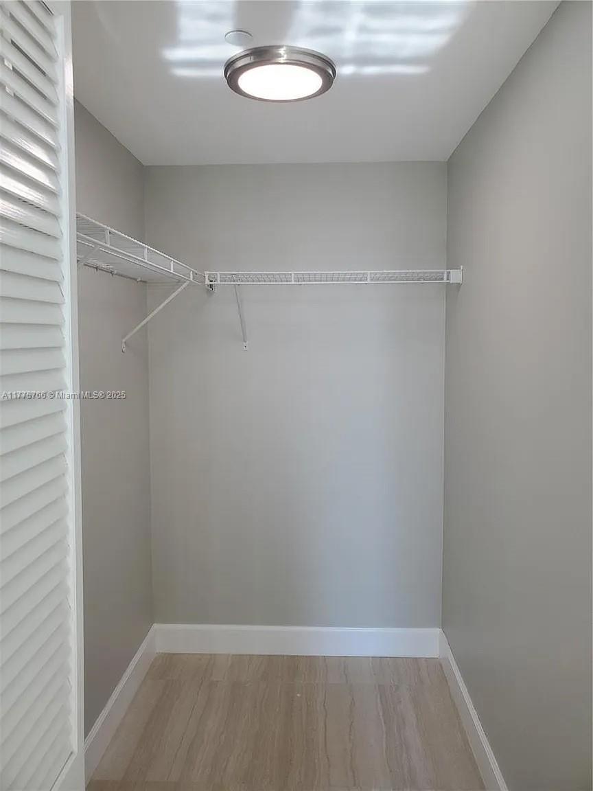 Building Photo - 950 Brickell Bay Dr