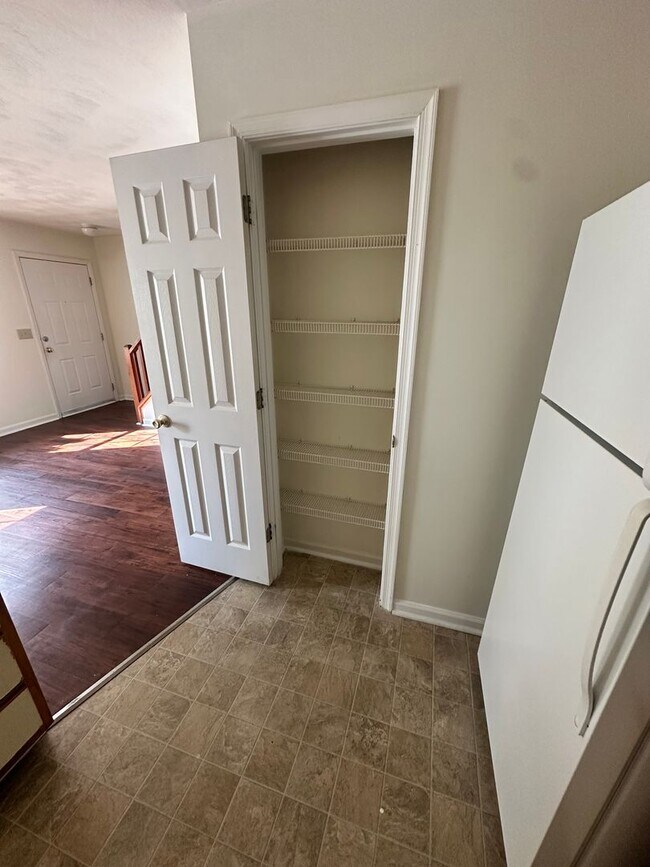 Building Photo - 3 Bed - 3Bath with Den