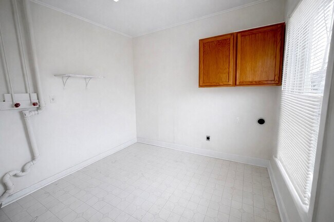 Building Photo - 218 N George St