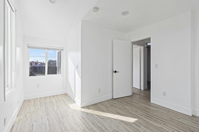 Building Photo - 850 N Van Ness Ave