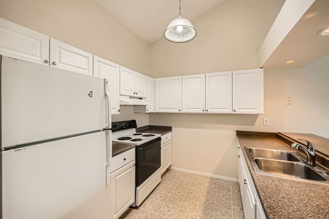 Building Photo - 2 Bedroom, 1 1/2 Half Bath, End Unit Townhome!