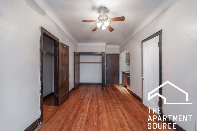 Building Photo - 948 W Cuyler Ave