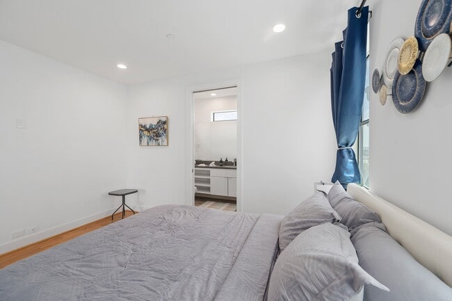 Building Photo - 2239 N MacGregor Way