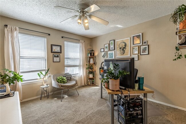 Building Photo - 2 Bd / 2 Ba Townhome Minutes Away From Campus & Downtown!