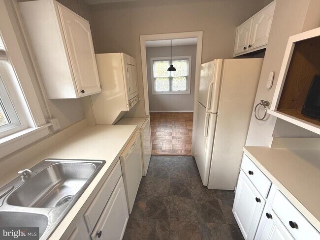 Building Photo - 3254 Valley Dr