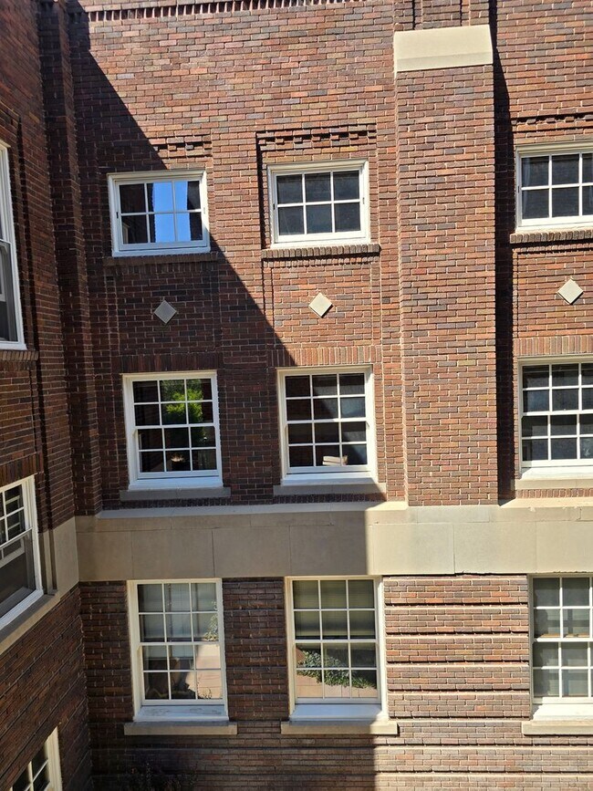 Building Photo - Luxurious 2BR , 2BA 2nd floor loft in East Downtown Area- aprox 1650 sq ft