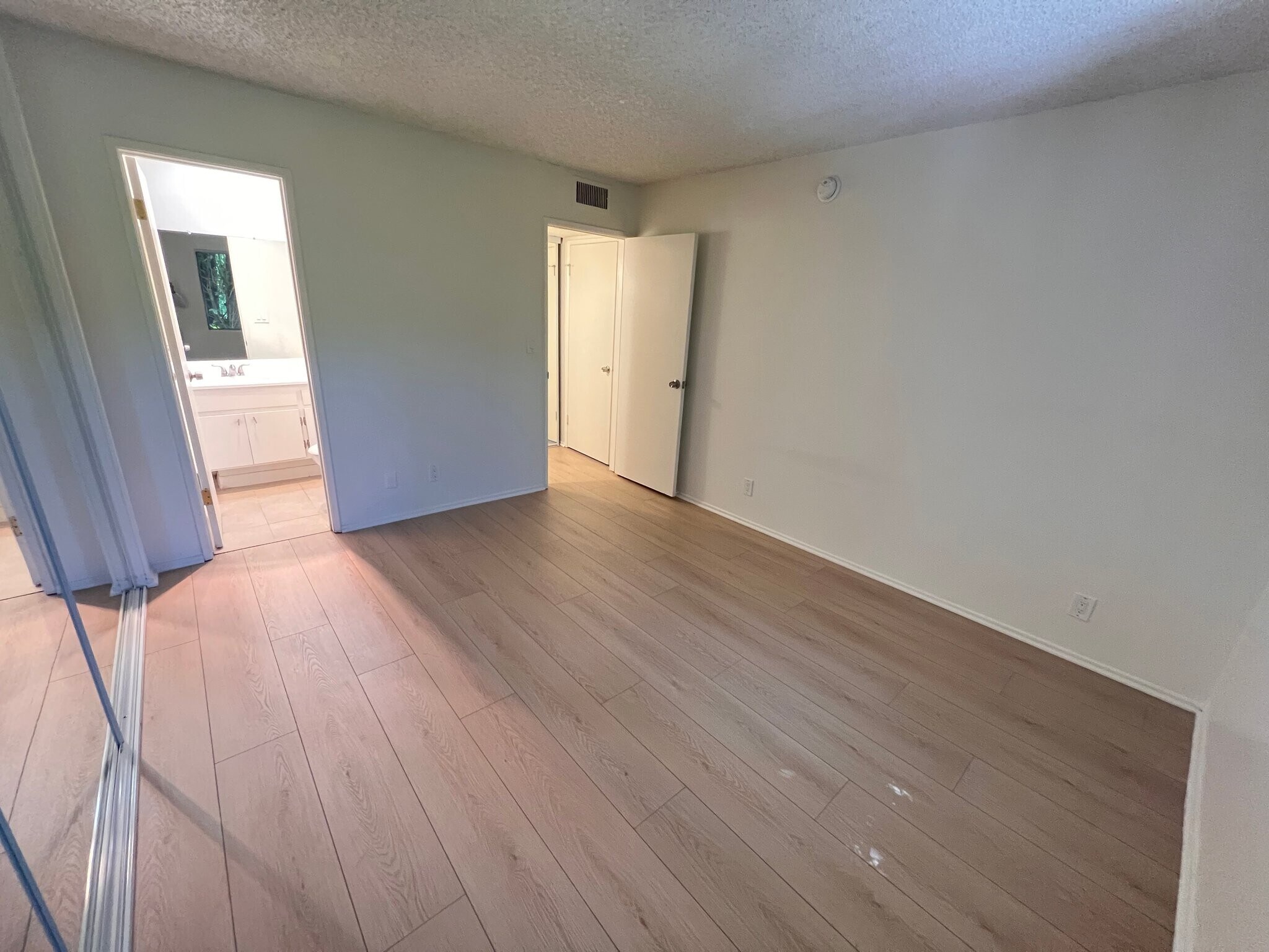 Building Photo - 4424 Woodman Ave