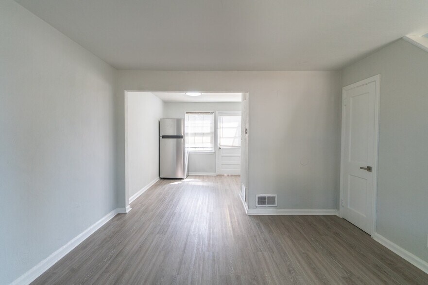 Building Photo - 225 W 4th St