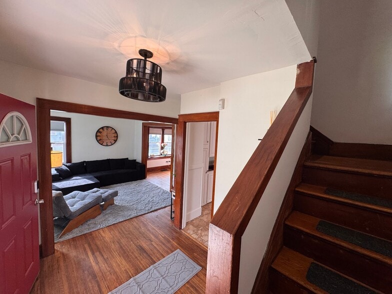 Building Photo - 186 Spruce Ave