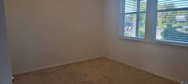 Building Photo - Master Suite and Junior Suite with its own...