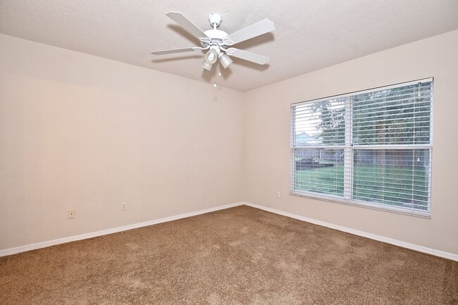 Building Photo - Spacious 3/2 Home with a 2 Car Garage Located in Lake Crescent Pines - Clermont