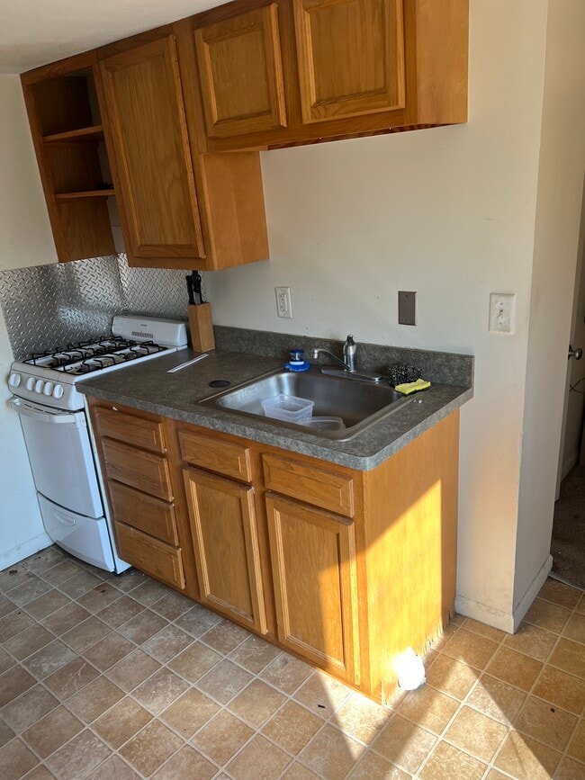 Building Photo - 127 College Pl - Utilities Included