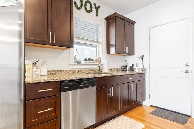 Building Photo - 142 Boston St