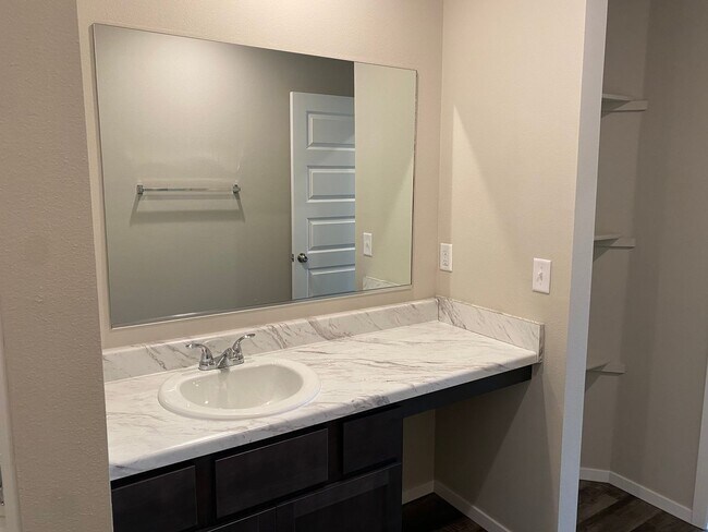 Building Photo - Welcome to your beautiful 4 bedroom, 2 bath home in Broken Arrow School district!