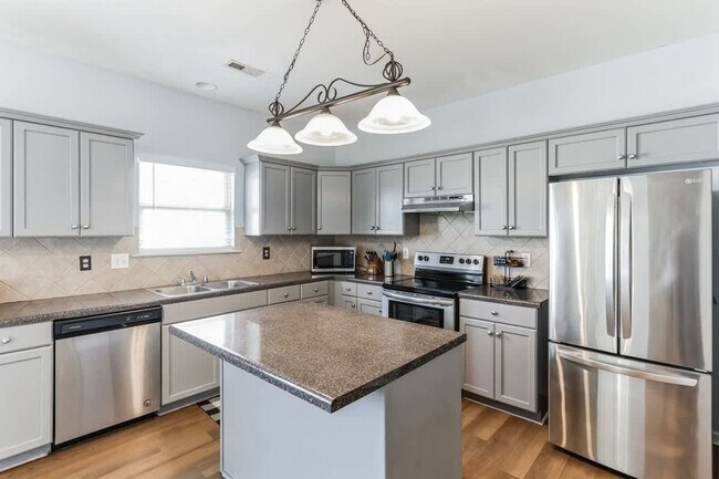 Building Photo - 15881 Elaine Ct