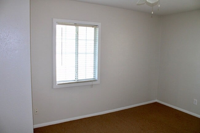 Building Photo - Cute 3Bedroom 1Bath Home Located Off Stockdale Hwy Centrally Located. Large Gated Yard. Gardner I...