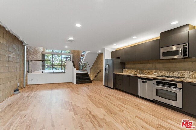 Building Photo - 6615 Melrose Ave