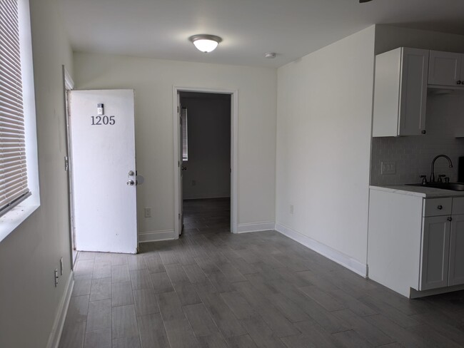 1 bed 1 bath - Entry - 3511 N 12th St