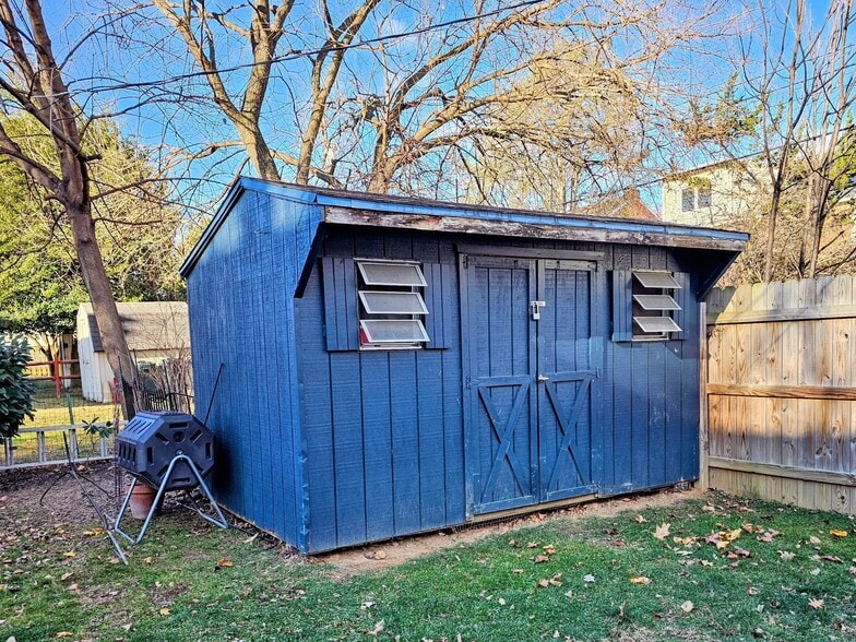 Building Photo - 947 Janet Ave