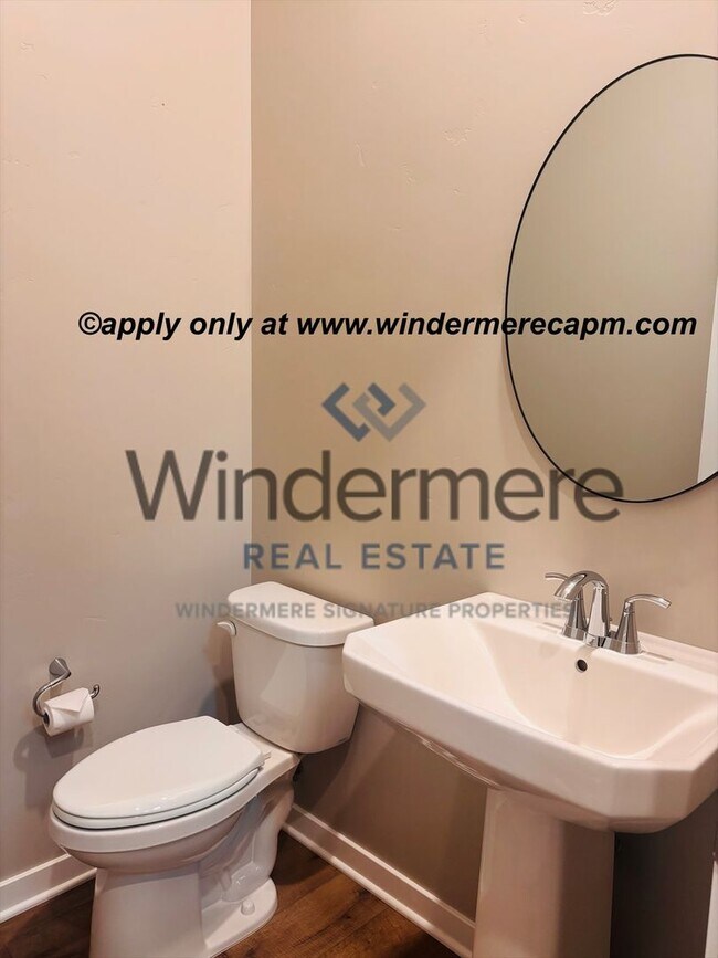 Building Photo - Modern Living in the heart of McKinley Village!