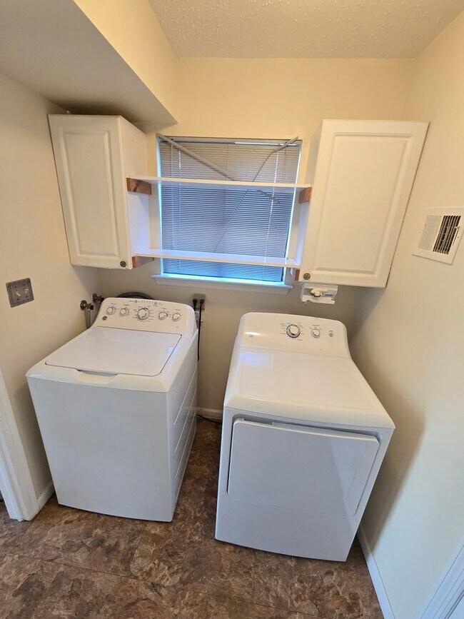 Building Photo - Spacious, freshly painted end-unit townhou...
