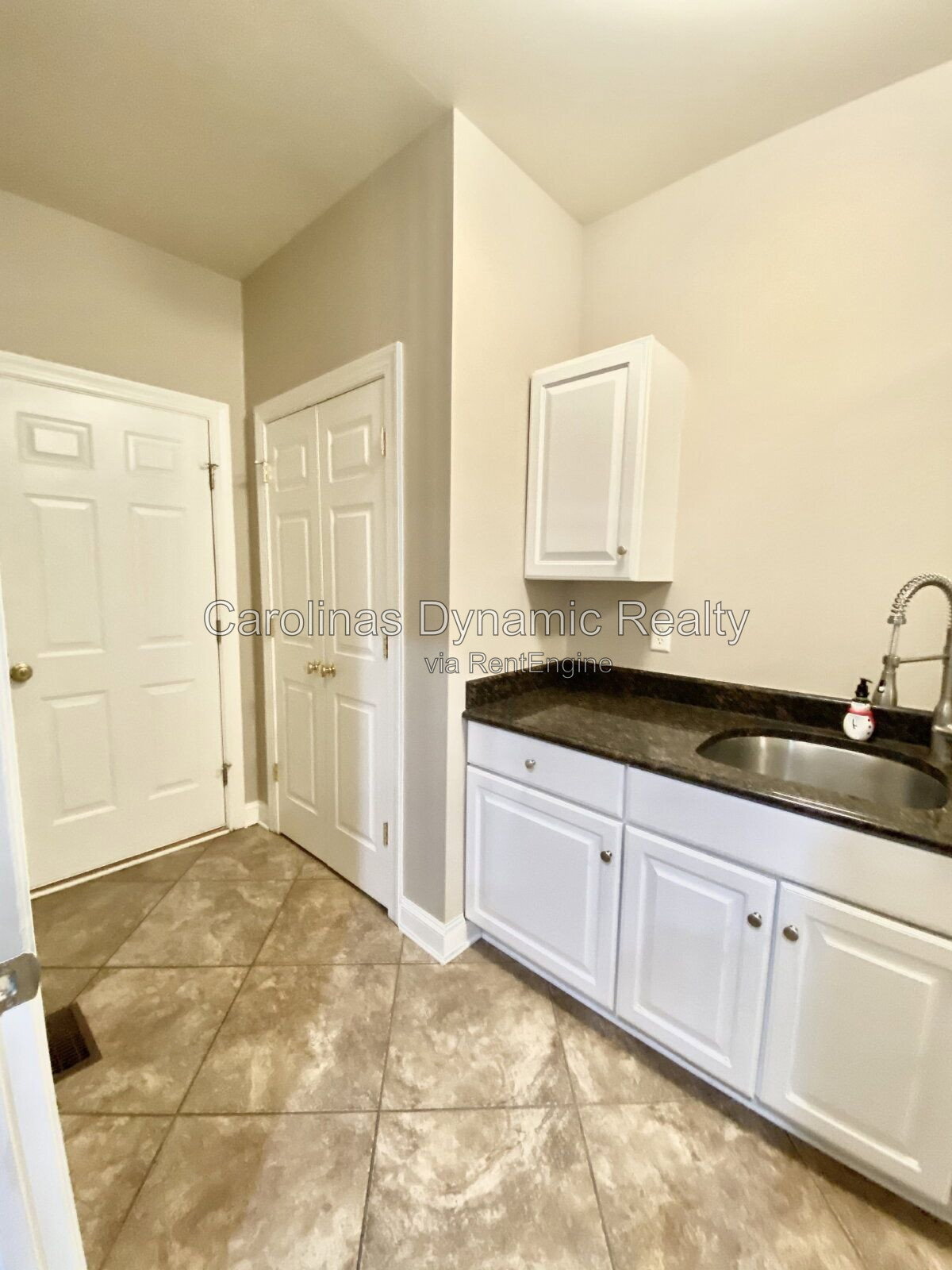 Building Photo - 605 Queenswater Ln