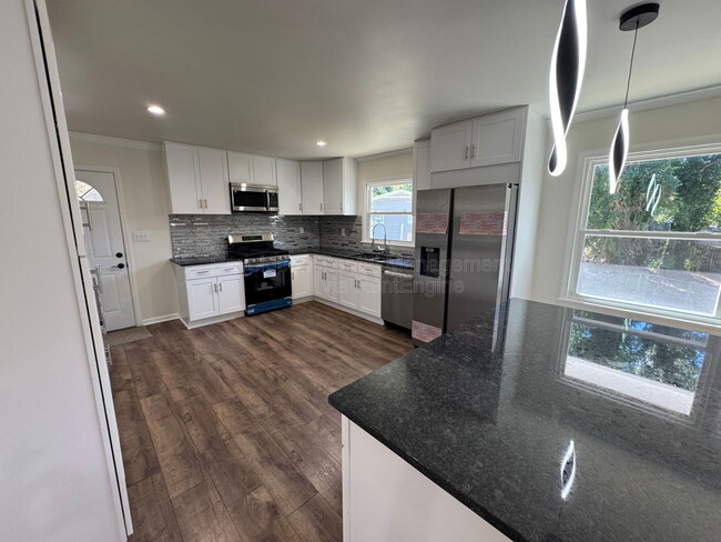 Building Photo - 3702 Chesapeake Way