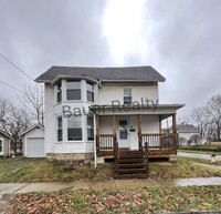 Building Photo - Three Bedroom Near the University