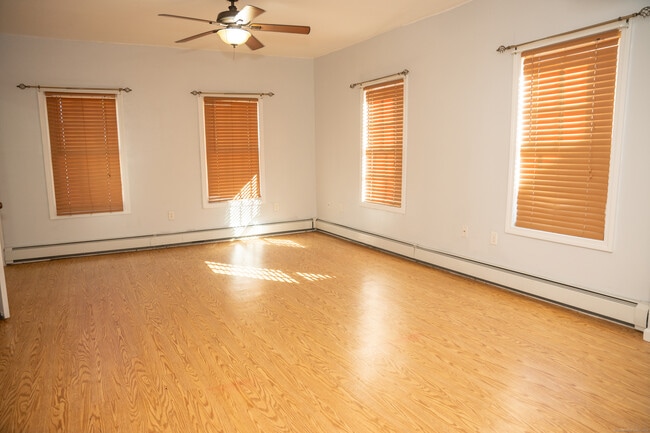 Building Photo - 138 Putnam St