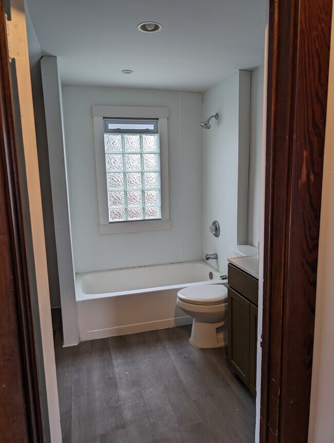 Building Photo - 413 Cherry Ave