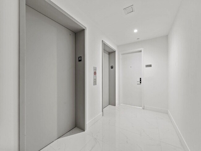 Building Photo - 700 NE 24th St