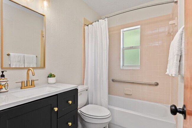 Building Photo - Charming bungalow in Winter Park