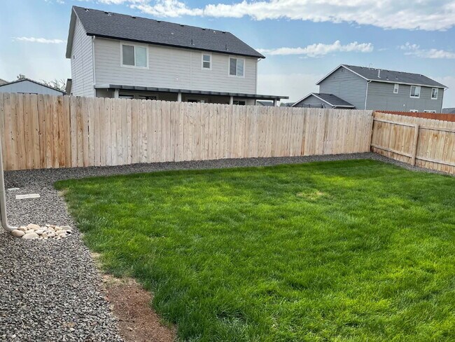 Building Photo - "Charming 3-Bed Oasis on East Drouillard Street with 2.5 Baths and 1470 Sq Ft in Nampa!"