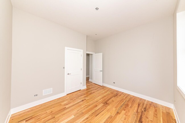 Building Photo - 3 bedroom in Chicago IL 60647