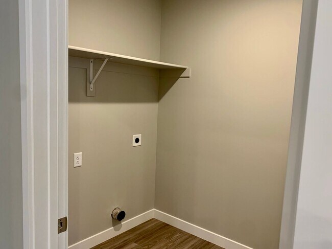 Building Photo - BEAUTIFUL LAKE POINT RAMBLER AVAILABLE July 8th!