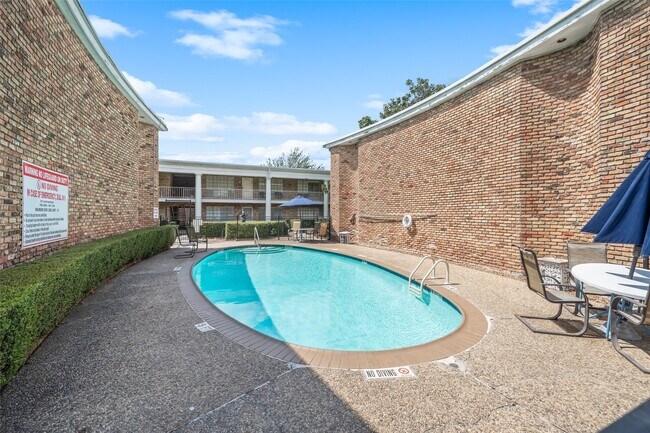 Building Photo - 2101 Fountain View Dr