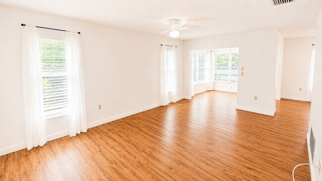 Building Photo - Annual unfurnished   **55+**     2/2 villa downtown Sarasota