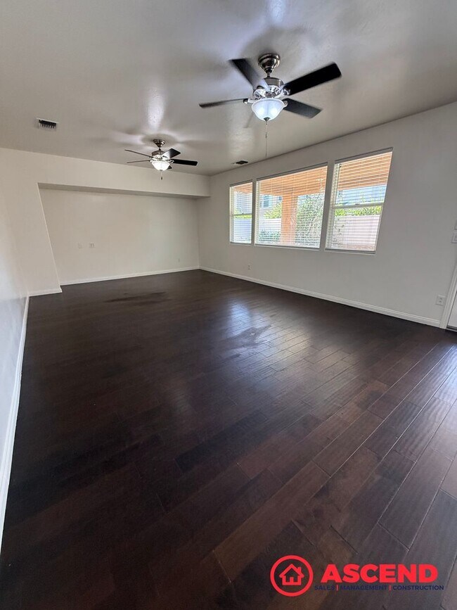 Building Photo - Beautiful 4 Bedroom Located in HOA!